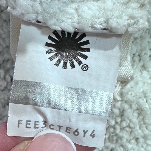 ⭐️UGG Cecilia V-neck Pullover in Cream [723] - Picture 8 of 8